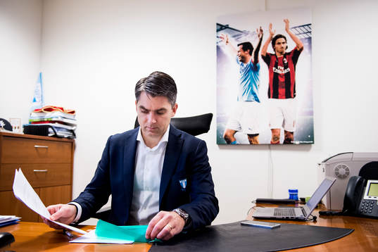 Malmö FFs VD Niclas Carlnén på sitt kontor