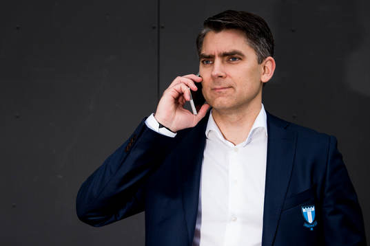 Malmö FFs VD Niclas Carlnén pratar i telefon