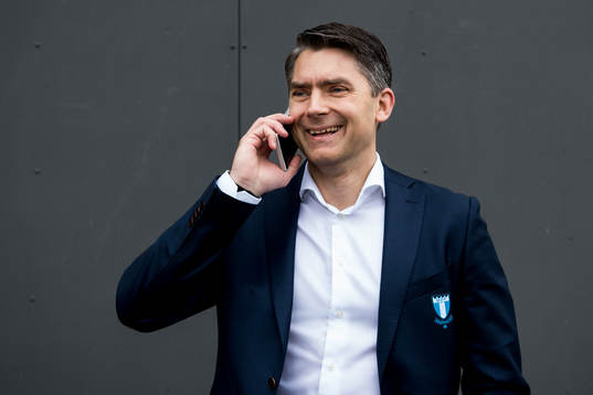 Malmö FFs VD Niclas Carlnén skrattar när han pratar i