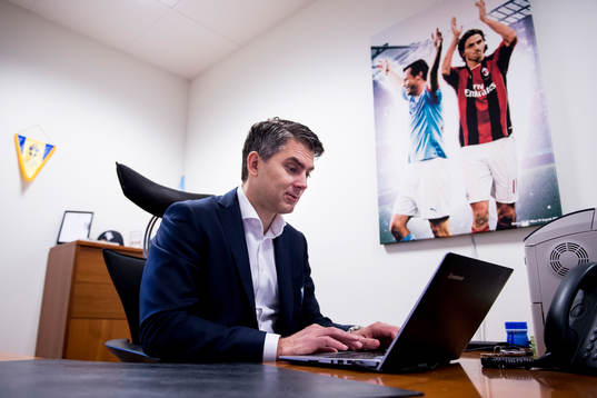 Malmö FFs VD Niclas Carlnén på sitt kontor