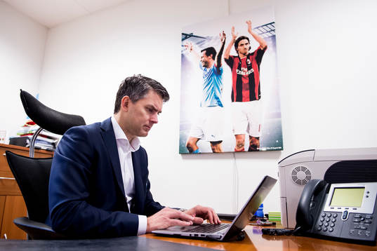 Malmö FFs VD Niclas Carlnén på sitt kontor