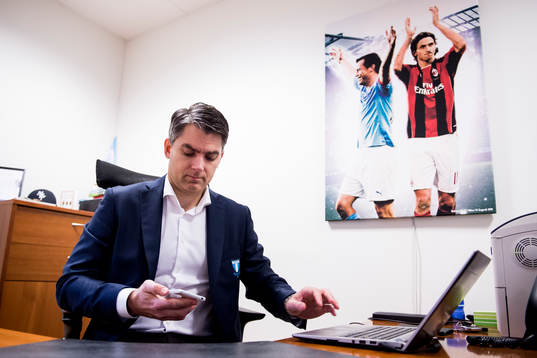 Malmö FFs VD Niclas Carlnén på sitt kontor