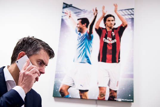 Malmö FFs VD Niclas Carlnén pratar i telefon på sitt