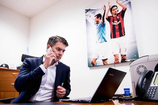 Malmö FFs VD Niclas Carlnén pratar i telefon på sitt