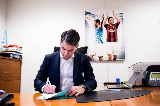 Malmö FFs VD Niclas Carlnén på sitt kontor