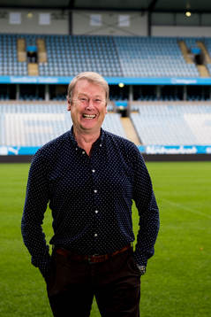Malmö FFs tränare Åge Hareide skrattar när han