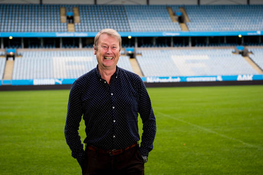 Malmö FFs tränare Åge Hareide skrattar när han