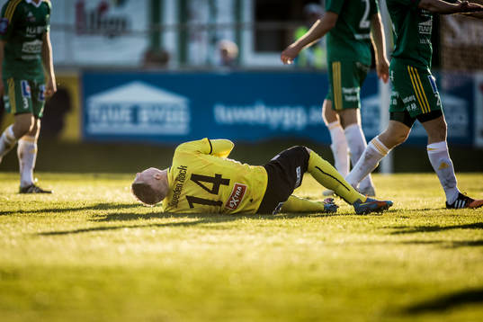 Mjällbys Mattias Håkansson liggande