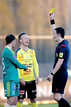 Mjällbys Marcus Ekenberg får gult kort