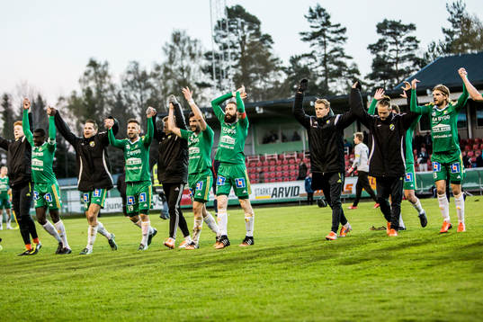 Ljungskiles spelare tackar publiken