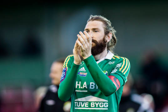 Ljungskiles Marcus Gustafsson tackar publiken