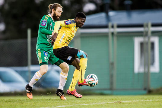 Ljungskiles Marcus Gustafsson och Mjällbys Kwame Bonsu