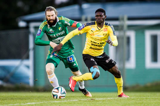 Ljungskiles Marcus Gustafsson och Mjällbys Kwame Bonsu
