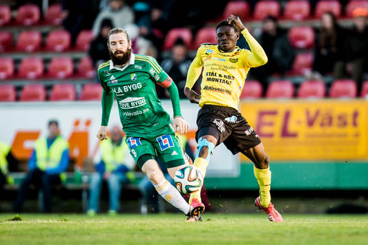 Mjällbys Kwame Bonsu med bollen före Ljungskiles Marcus