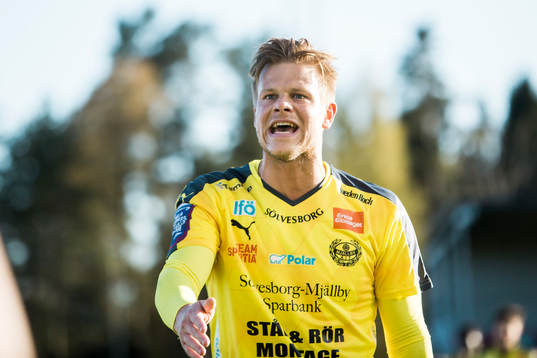 Mjällbys David Löfqvist reagerar på ett domslut