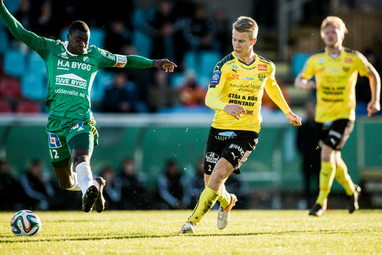 Mjällbys Hampus Bergdahl skjuter bollen förbi Ljungskiles