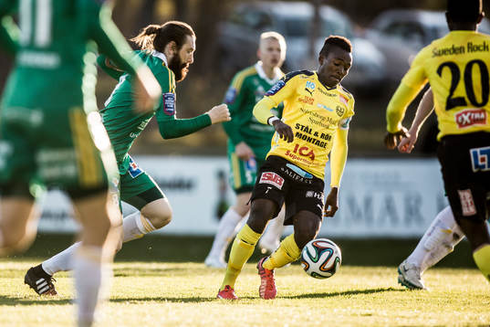 Mjällbys Lumala Abdu med boll före Ljungskiles Marcus