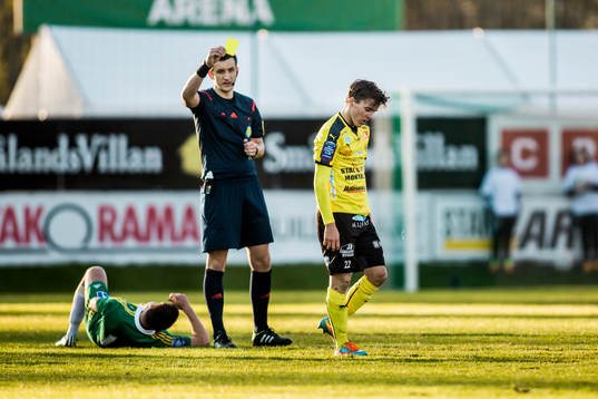 Mjällbys Jesper Gustavsson får ett gult kort av