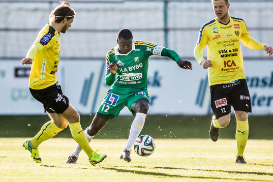 Ljungskiles Ken Sema med bollen