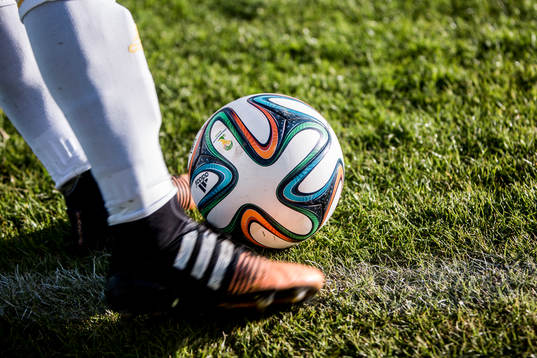En Mjällbyspelare skjuter iväg bollen vid en frispark