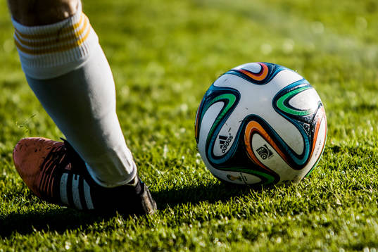 En Mjällbyspelare skjuter iväg bollen vid en frispark