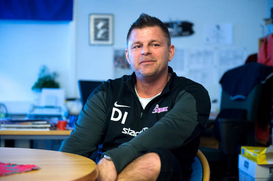 Dennis Ingman, tränare för amitionslaget, blir intervjuad