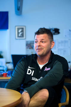 Dennis Ingman, tränare för amitionslaget, blir intervjuad