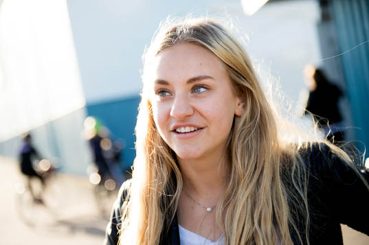 Elvia Abrahamsson, ambitionslaget, blir intervjuad innan en