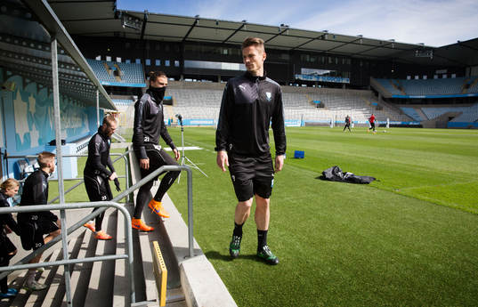 s Markus Rosenberg gör entré till ett träningspass på
