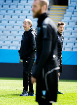 s tränare Åge Hareide och Markus Rosenberg och Jo Inge