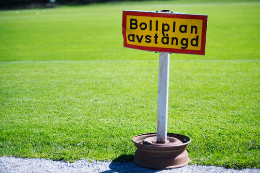 En skylt som det står Bollplan avstängd på
