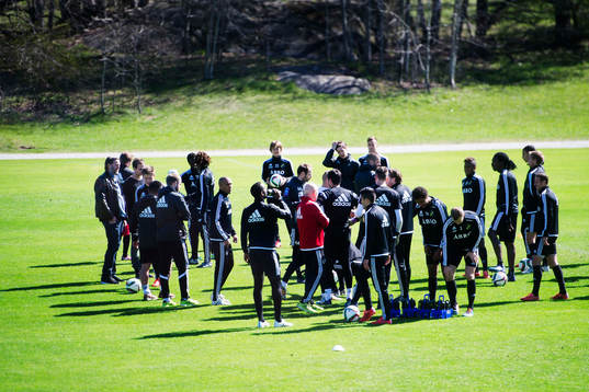s spelare samlas kring tränare Andreas Alm