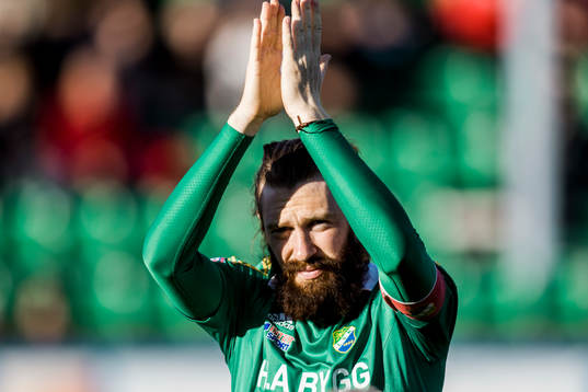 Ljungskiles Marcus Gustafsson tackar publiken