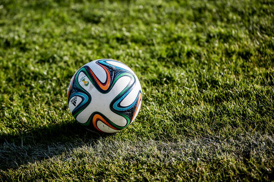 En fotboll liggandes bredvid sidlinjen