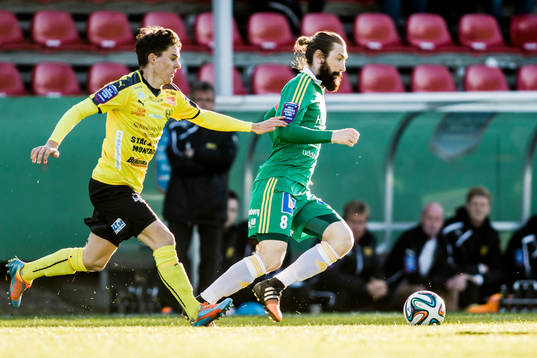Ljungskiles Marcus Gustafsson före Mjällbys Jesper