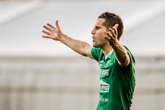Ljungskiles Gabriel Altemark-Vanneryr reagerar på ett