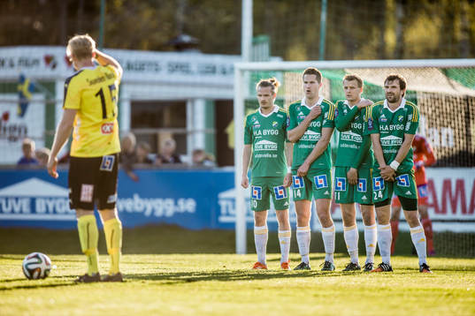 Ljungskiles spelare ställer upp sig i mur