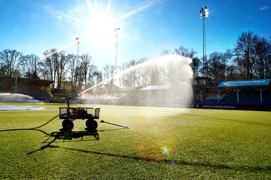 Kopparvallens plan vattnas före fotbollsmatchen i