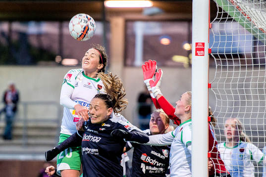 Hammarbys Helen Eke och Linköpings Mariann Gajhede i en