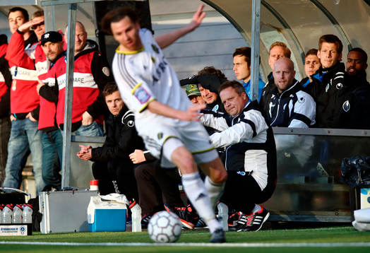 Åtvidabergs bänk med bland andra tränare Roar Hansen och