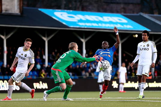 s målvakt Patrik Carlgren och Åtvidabergs John Owoeri