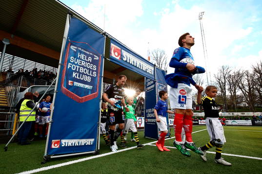 Åtvidabergs Martin Christensen och målvakt Henrik