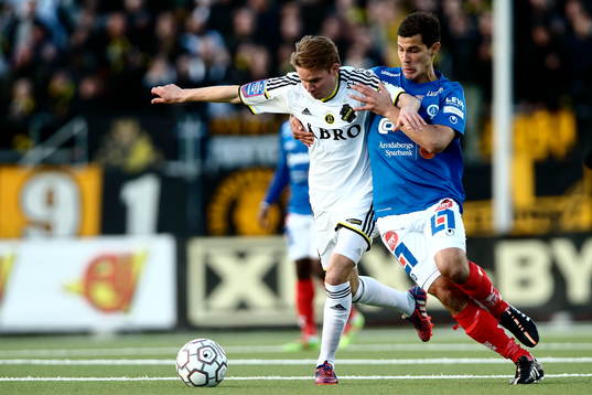 s Johan Blomberg och Åtvidabergs Mauricio Albornoz