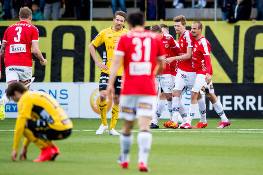 Kalmars David Elm (mitt i bild) jublar