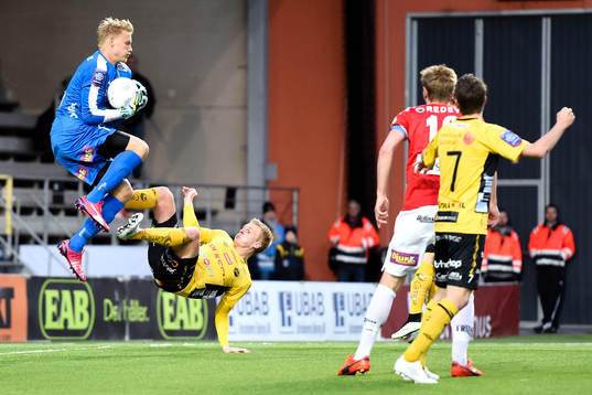 Elfsborgs Per Frick och Kalmars målvakt Ole Söderberg