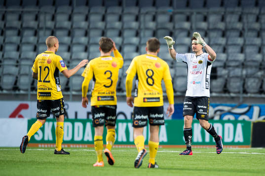 Elfsborgs målvakt Kevin Stuhr - Ellegaard jublar
