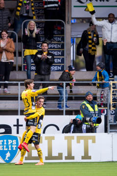 Elfsborgs Arber Zeneli och Adam Lundqvist jublar