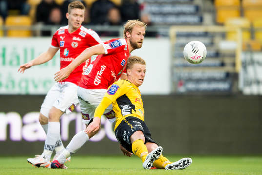 Kamp mellan Elfsborgs Per Frick och Kalmars Markus