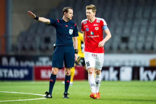 Kalmars David Elm irriterad på Domaren Andreas Ekberg