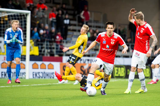 Kalmars Sebastian Ramhorn tar bollen ur eget straffområde